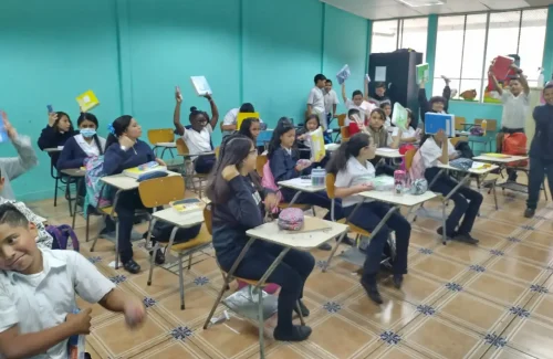 Niños mostrando utiles que les fueron entregados por nuestros voluntarios